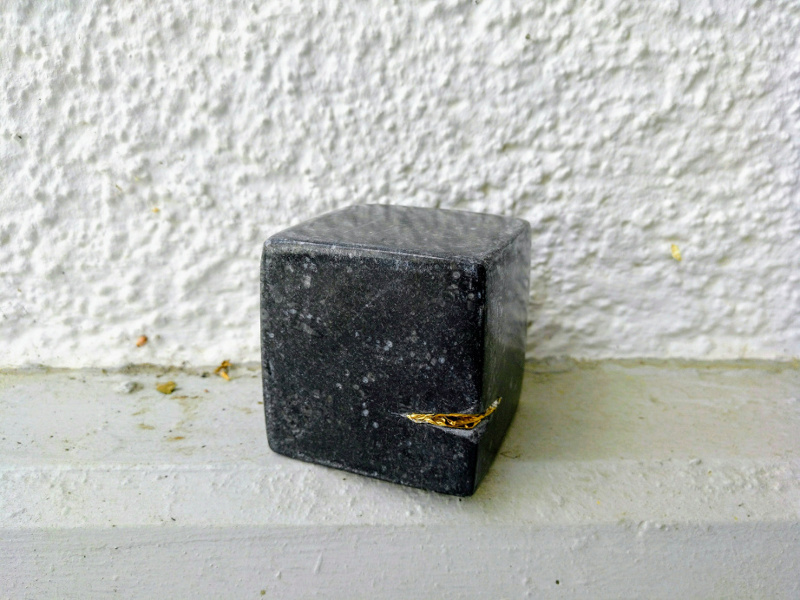 Abstrakte Skulptur Belgisch Granit Blattgold